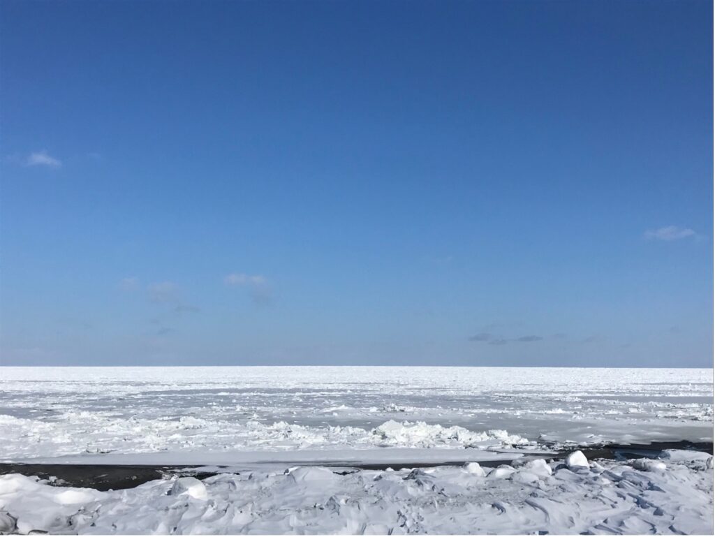 斜里に接岸した流氷